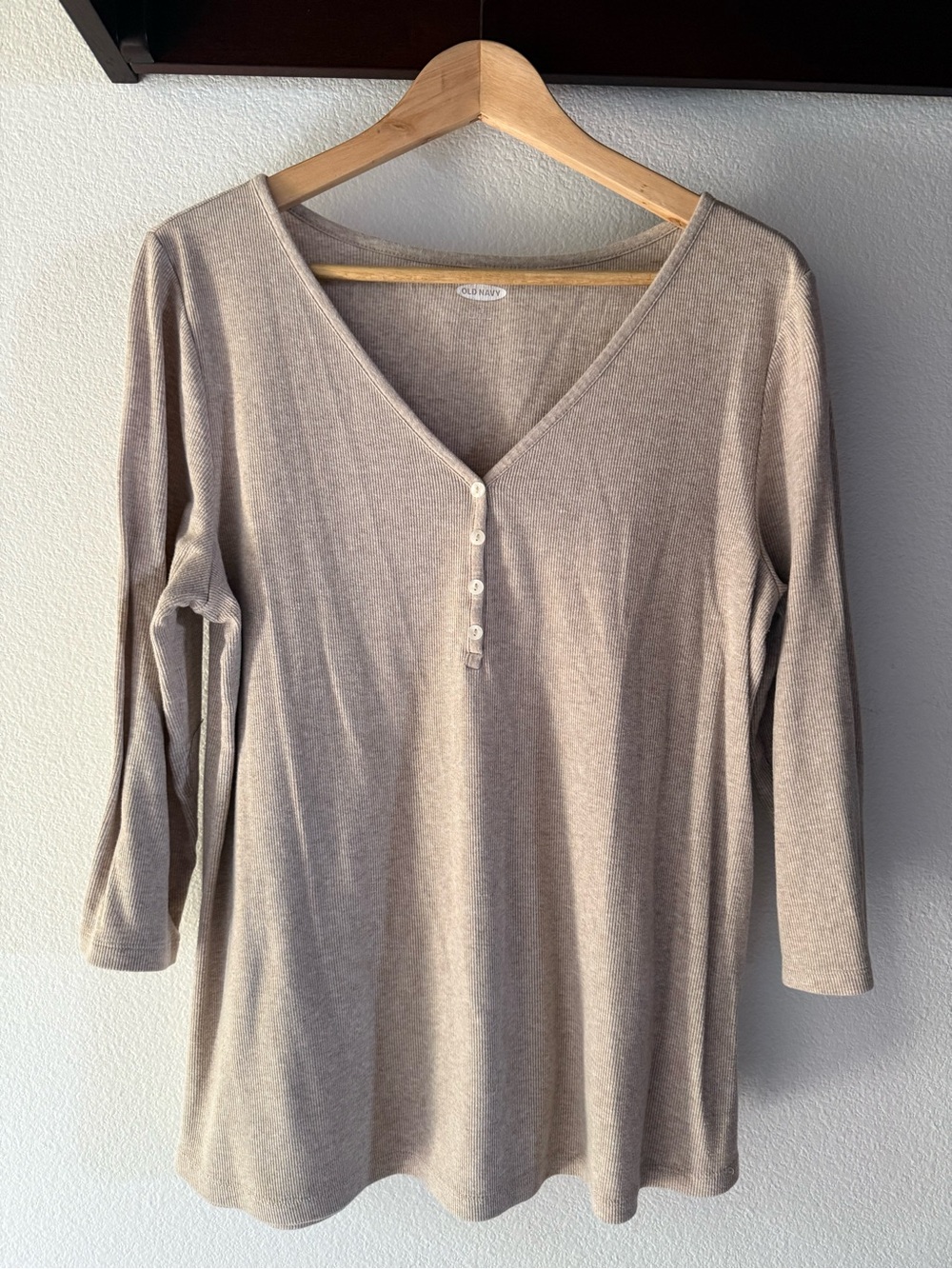 Old Navy Slim Fit 3/4 Sleeve V-Neck Ribbed Henley Top in Taupe, Size XL